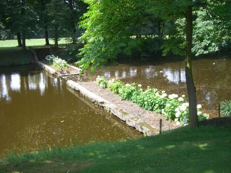Bergen : Kasteel Well, der äußere Wassergraben